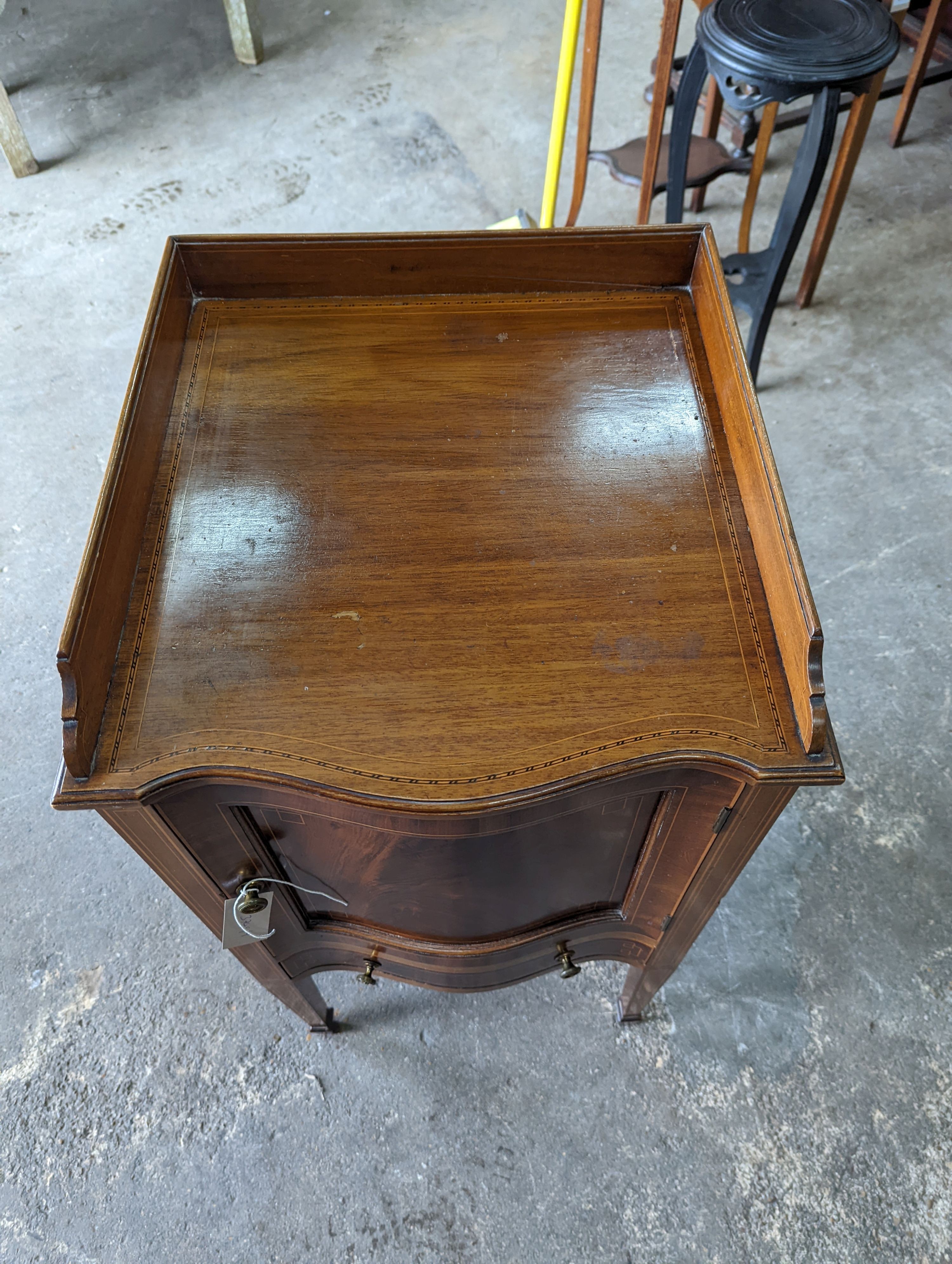 An Edwardian inlaid mahogany serpentine bedside cabinet, width 43cm, depth 43cm, height 84cm